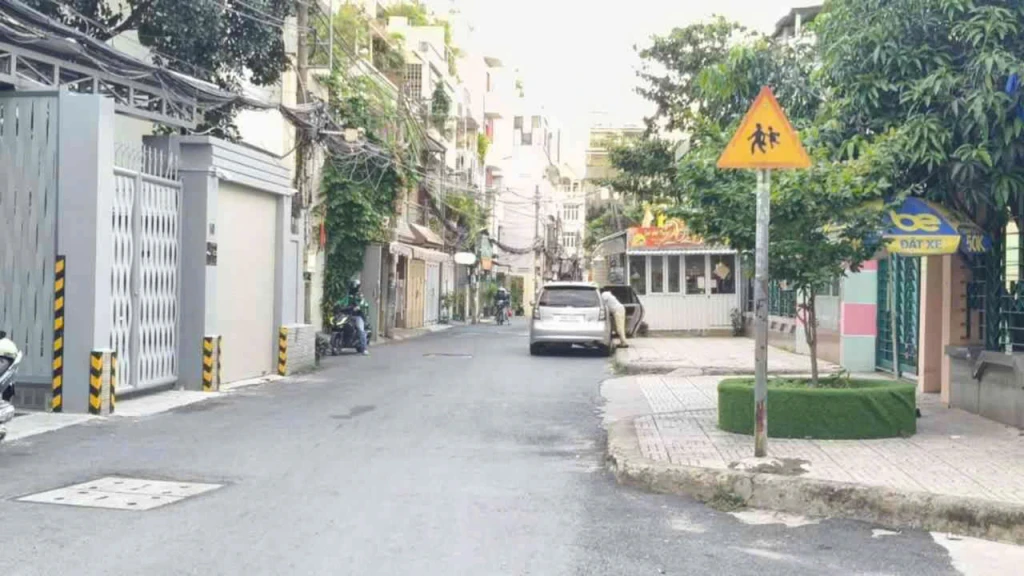 🏡 70m² Trần Hữu Trang – ngang 4.5m – 3 tầng BTCT – hẻm thông cách mặt tiền khoảng 30m – 7.6 tỷ