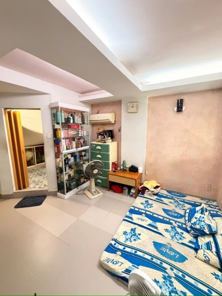 Bán nhà gần sân bay - Giáp Phú Nhuận - 40m2,  4 phòng ngủ - 7.85 Tỷ