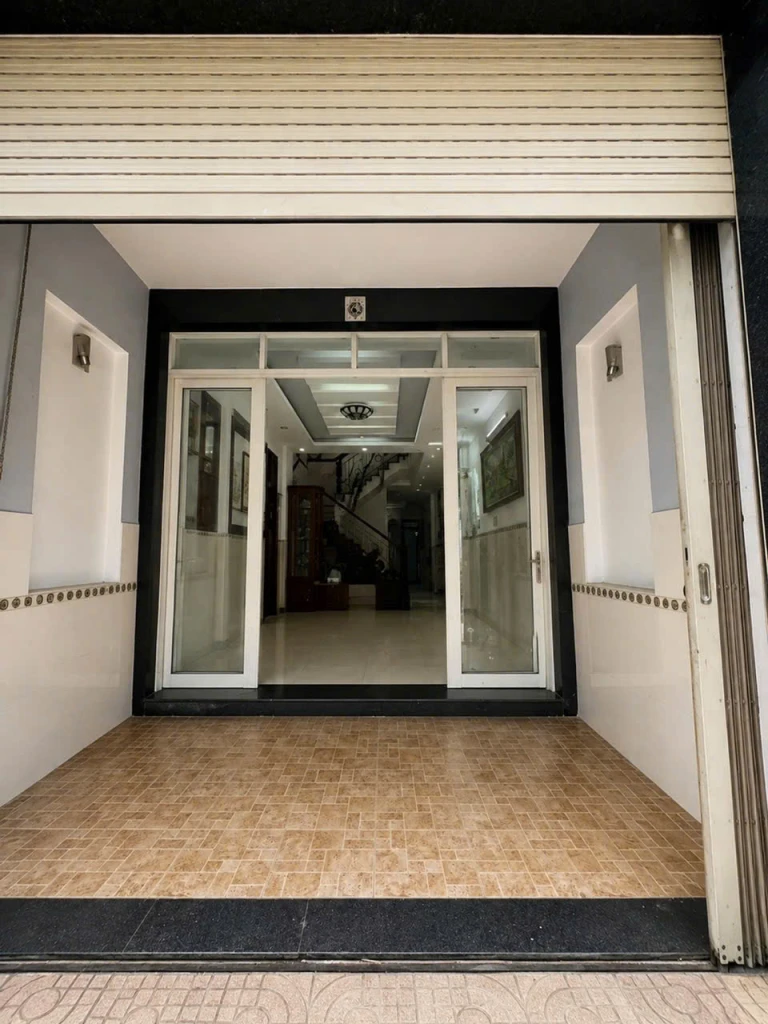 Bán nhà gần Lạc Long Quân 70m2, 4 tầng BTCT, 4 phòng ngủ, giá 8.3 tỷ