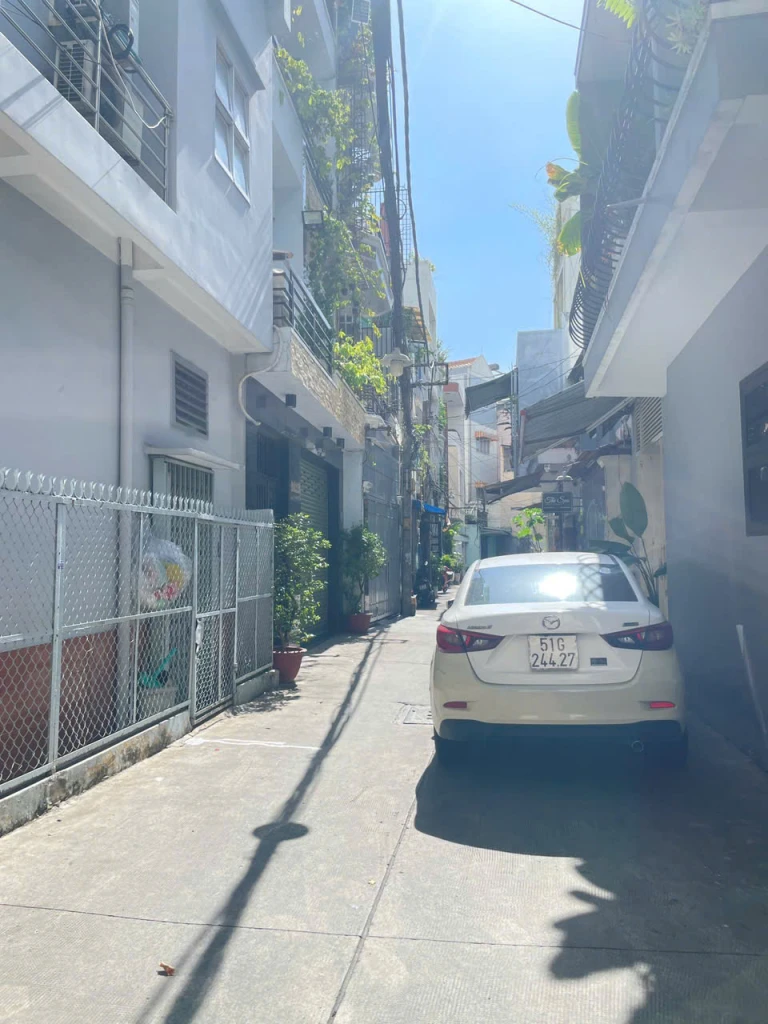 Bán nhà Lạc Long Quân 54m2, 4 tầng, 4 phòng ngủ, hẻm xe hơi