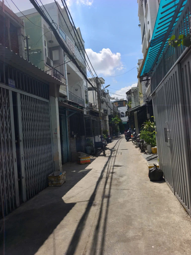 Helpppp!!! CHỦ NGỘP LẠI GIẢM THÊM NHÀ QUẬN 6 CÓ - 64m2 ngang 4m1 dài 17m CÓ 2 LẦU. CÒN 6đ hơn.