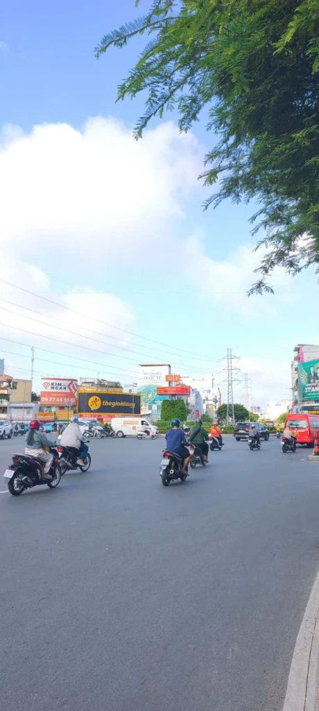 NHÀ ĐẸP 2 TẦNG - NỘI THẤT FULL CAO CẤP - NGAY VÒNG XOAY PHÚ LÂM - HƠN 4 TỶ.