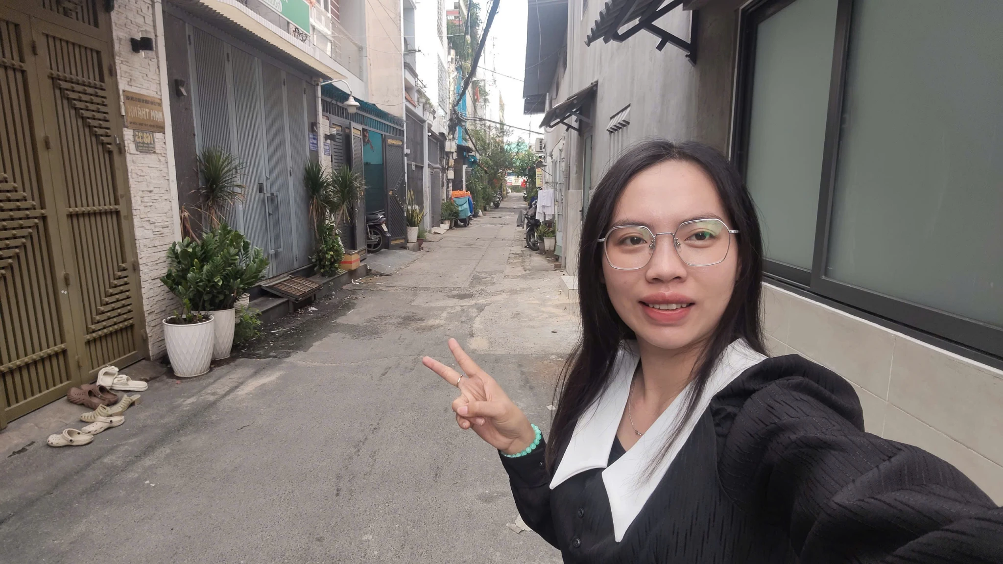 Nhà full nội thất ngay Lê Trọng Tấn 42m2, 3PN có PN trệt, hẻm 5m ô tô thông mà chỉ 4Đ nhỏ