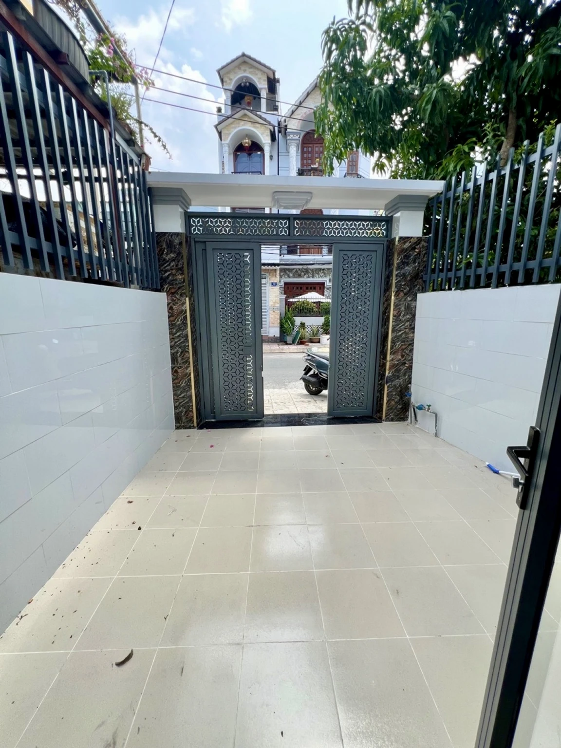 BÁN NHÀ MẶT TIỀN MAI HẮC ĐẾ QUẬN 8 - 3 TẦNG- XE HƠI ĐẬU TRONG NHÀ -NHỈNH 5 TỶ- 0784968131