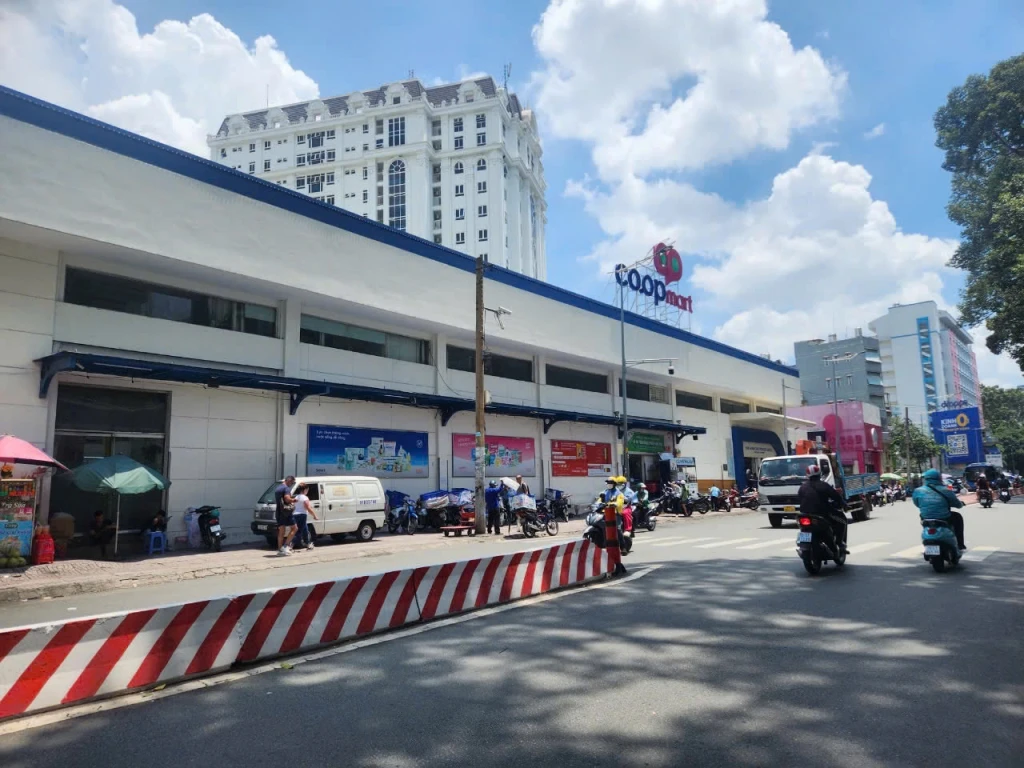 NHÀ MẶT TIỀN HẺM CỐNG QUỲNH QUẬN 1 – QUỸ ĐẤT 271M², GS25 THUÊ SẴN, GIÁ 101 TI