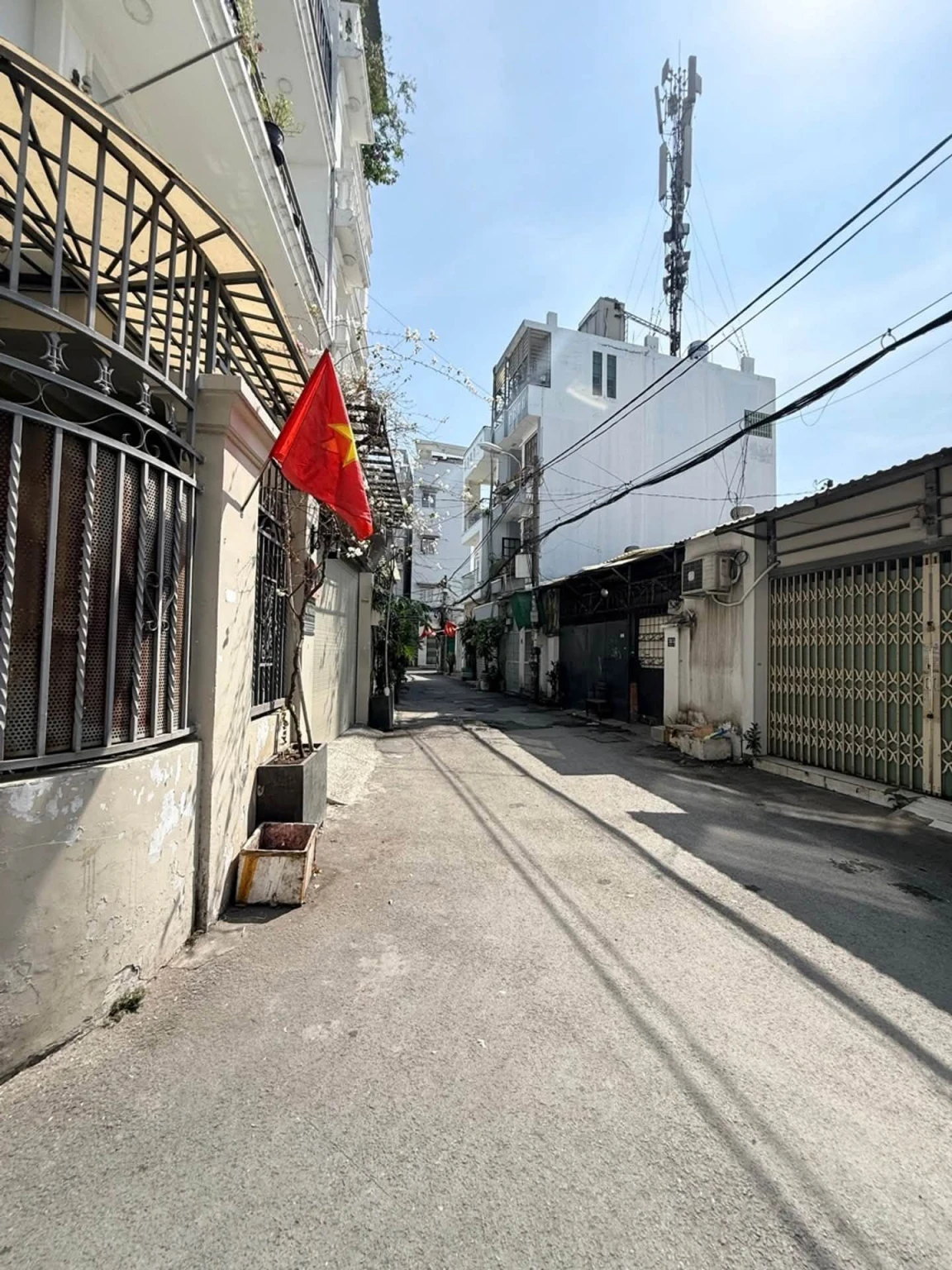 Nhà đẹp gần Chợ , trường học, siêu thị . Gần các tuyến đường lớn gần Chợ Gò Vấp. Xe hơi vào tận cửa cách đường chính vài căn ở giữa, Diện tích nền 41 m2 , tầng trệt 1 lững 2 lầu có sân thượng