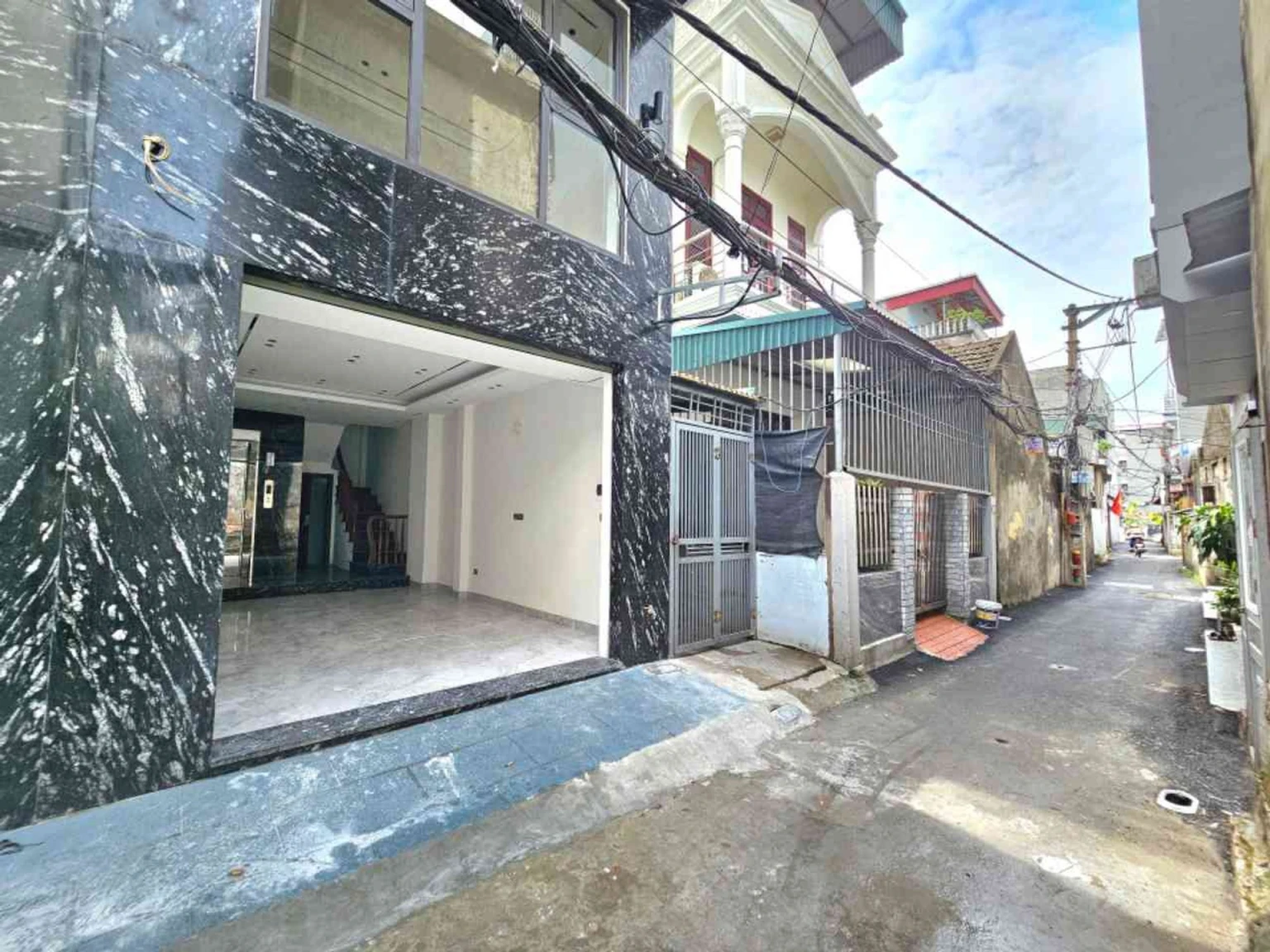 Bán nhà Long Biên 9 tỷ 40m Gara,Thang máy,nhà mới