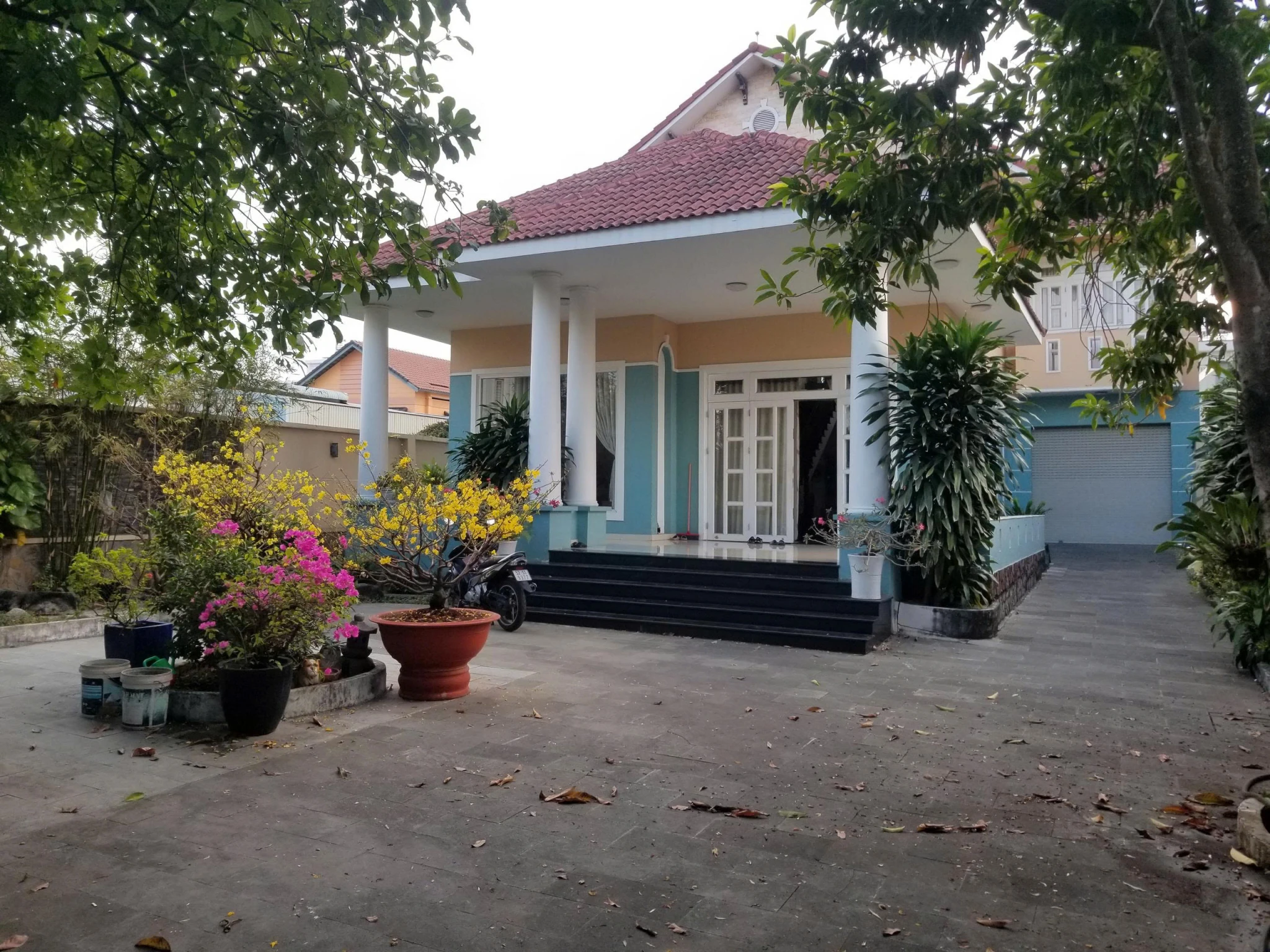 Bán đất + biệt thự sân vườn mặt tiền đường Thạnh Lộc, P.An Phú Đông - TPHCM.DT 571 m = 14m x 41m