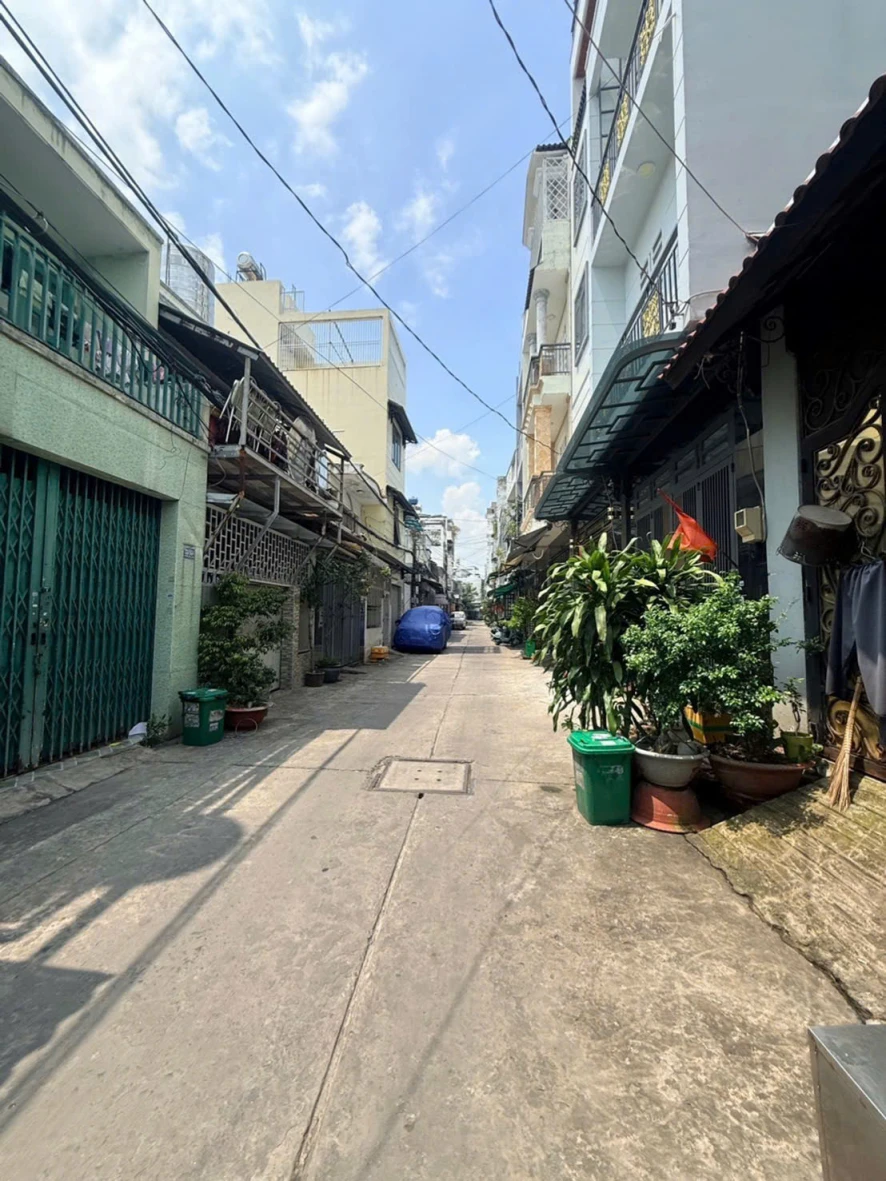 Bán nhà 68m2 (4x17m) đường Lê Thúc Hoạch, Tân Phú, 2 tầng, sổ hồng riêng, giá chỉ 5 tỷ.