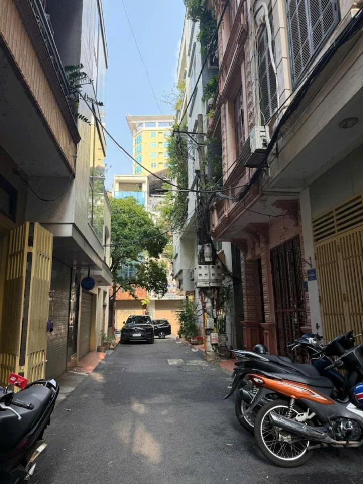 Nhà phân lô Đỗ Quang trung tâm Kinh đô Ánh sáng Cầu Giấy, giá chỉ 22.8 tỷ