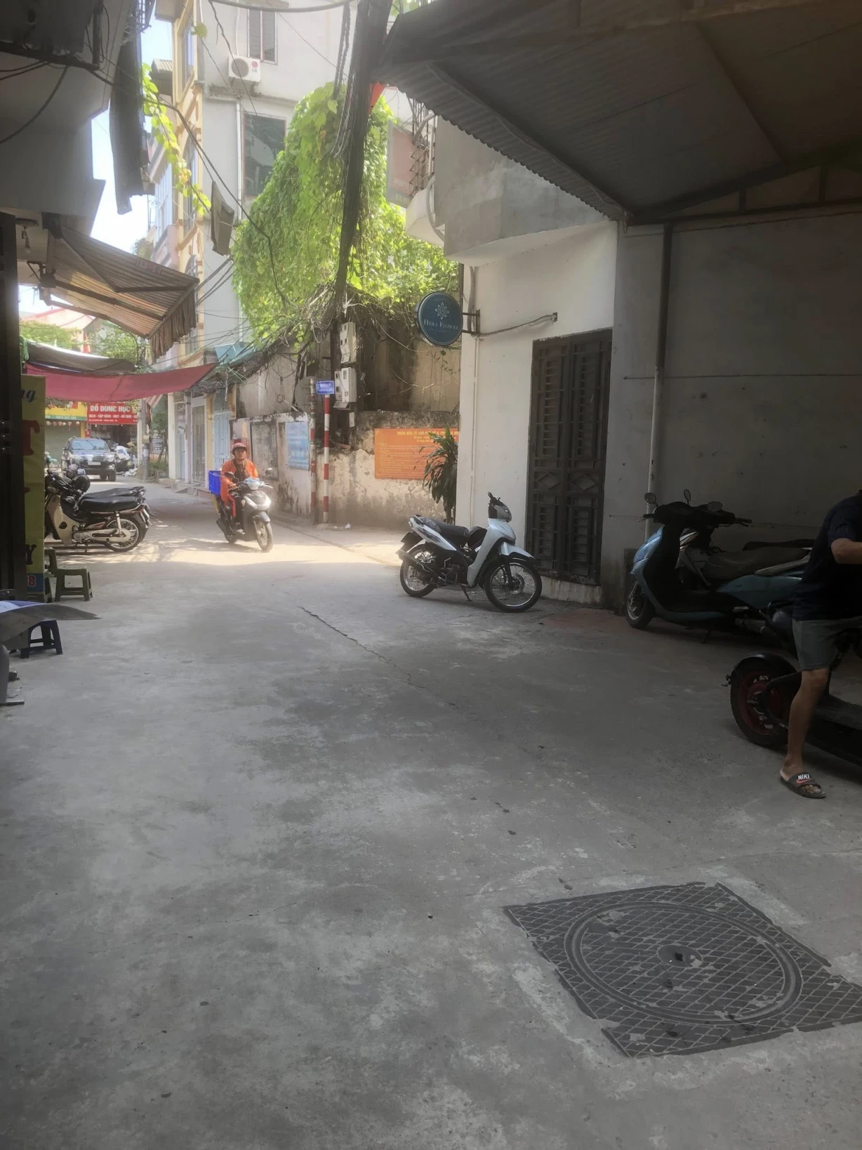 NHÀ MÌNH CÓ CĂN NHÀ Ở PHỐ NHÂN HÒA. OTO VÀO NHÀ. KHU VỰC TRUNG TÂM .