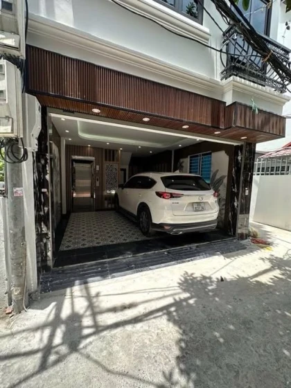 LÔ GÓC - NGÕ THÔNG - NHÀ MỚI Ở NGAY - THANG MÁY - Ô TÔ VF5 QUA NHÀ.Trung tâm Long Biên – Gần Quận uỷ, BV Đức Giang, Công viên, Tiện ích ngập tràn!.dt 42m.9ty hơn xíu.lh 0386890308