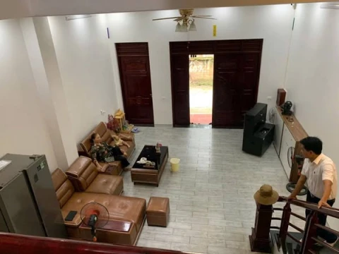 Cần bán căn nhà 3 tầng có 9 phòng ngủ khép kín, 1 phòng khách , bếp , vệ sinh