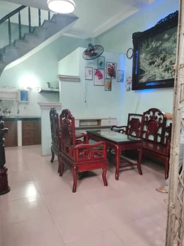 Nhà 3 tầng dân xây Tiền Phong ngay Bùi Sỹ Tiêm vào đoạn. Có bãi đậu xe ngày đêm cách 50m