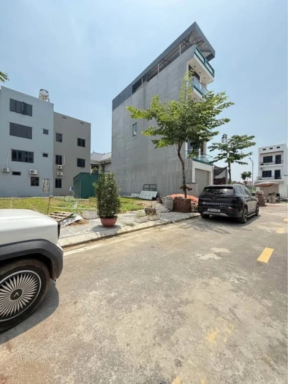 Chị gái cần tiền nên bán cắt lỗ 300 triệu , có tìm hiểu kỹ càng rồi mới giám mua được 3năm rồi !!!! Gần trường học , cấp 12,3, bến xe, quảng trường,