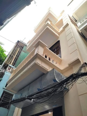 Xin chào mọi người, mình cần bán nhà. Cách bến XE giáp bát 300 mét , Đuờng Trương Định Quận Hoàng Mai,Căn nhà có diện tích và thông số cụ thể như sau !