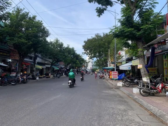 Bán lô đất mặt tiền đường Trường Sa sát chợ kinh doanh buôn bán tốt , ngay bệnh viện trường học .