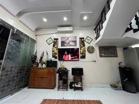 Bán nhà 2.5 tầng dân xây ngõ 213 Thiên Lôi.Nhà ngõ nông ngay gần chợ, oto cách nhà vài bước chân. Cạnh nhà có bãi đỗ oto.