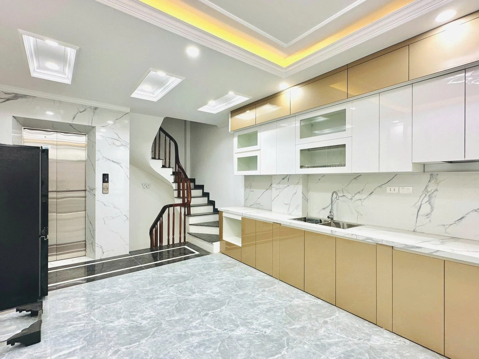 NHÀ XÂY MỚI TRUNG HÒA- CÁCH PHỐ 20M-THANG MÁY-NGÕ THÔNG