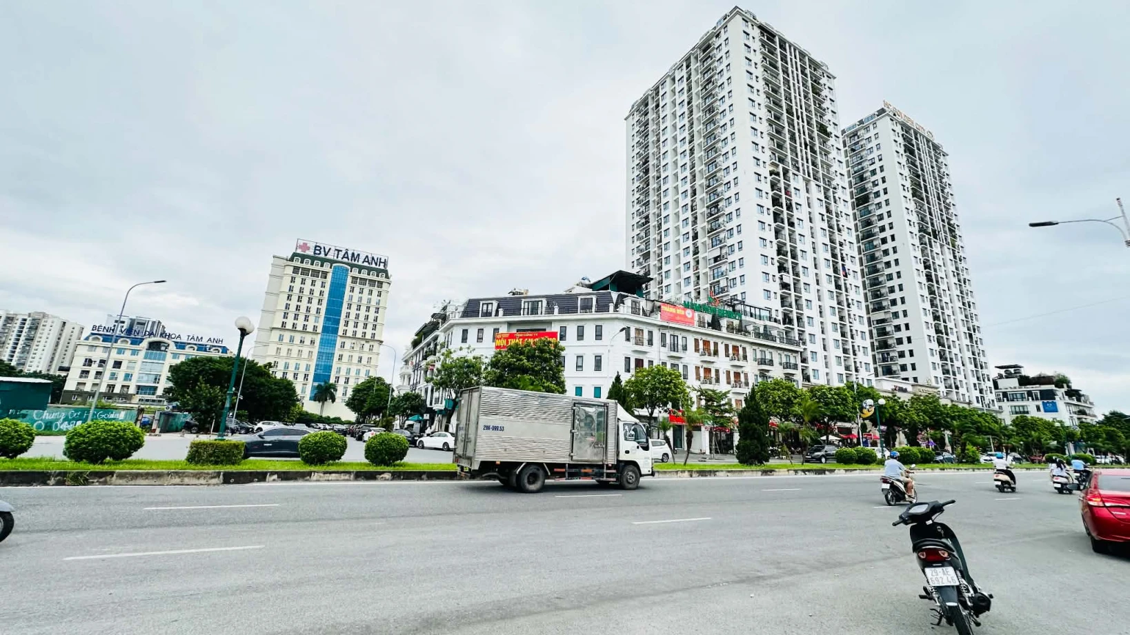 mặt phố Hồng Tiến, 7 tầng thang máy, gần bệnh viện Tâm Anh - cầu Trần Hưng Đạo