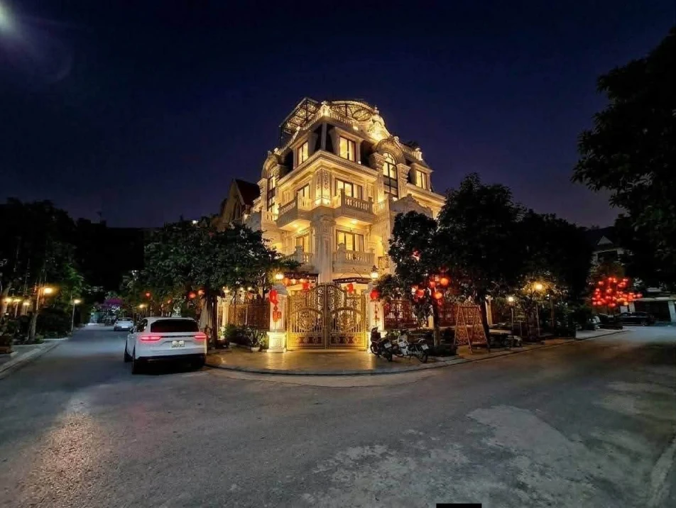 Biệt thự Việt Hưng, lô góc, 4 thoáng, sân vườn, hồ cá Koi, an ninh tuyệt đối