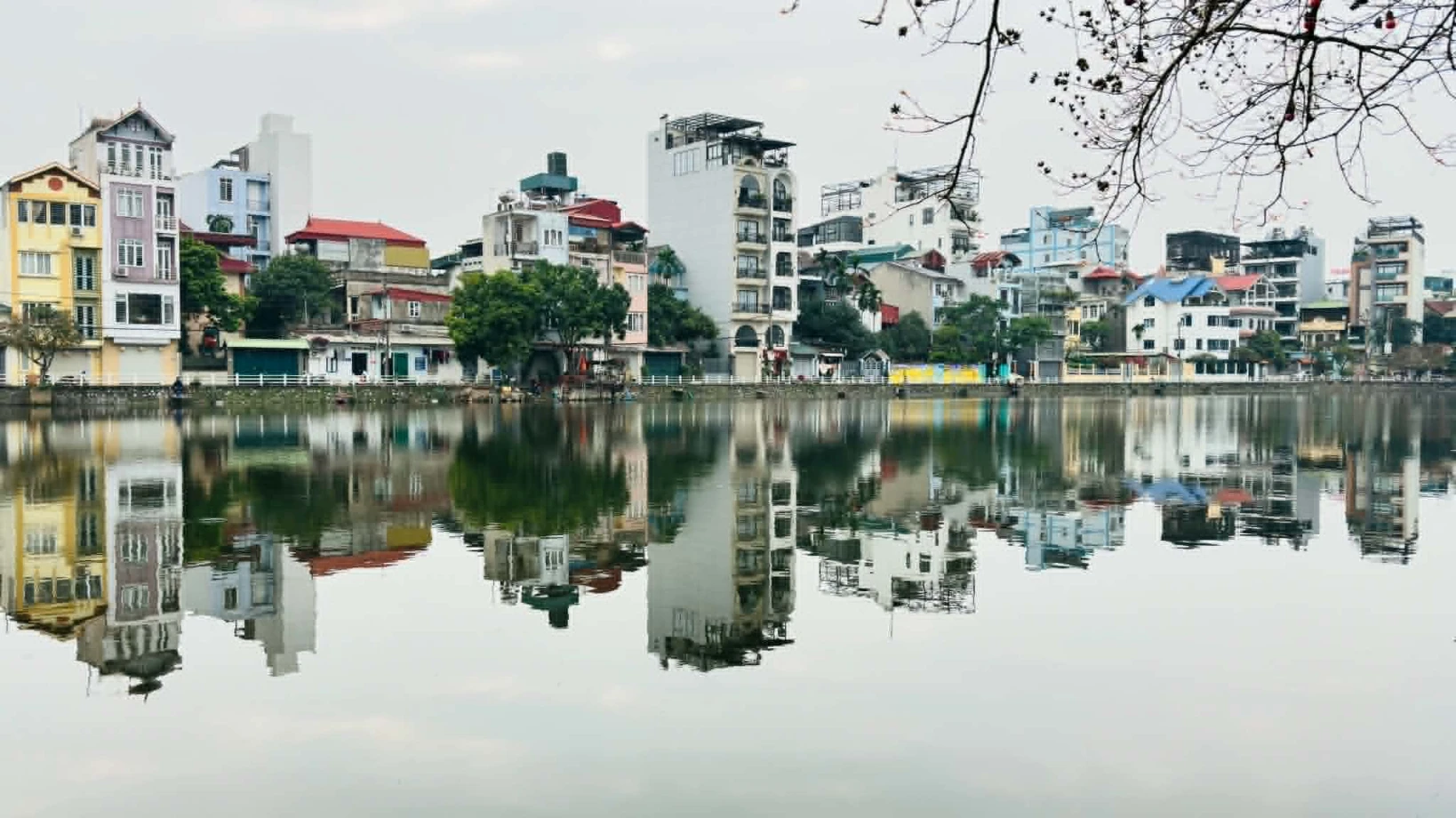 đất đẹp mặt hồ, phân lô , khu vực Bồ Đề, 101m, mặt tiền = hậu 5.8m