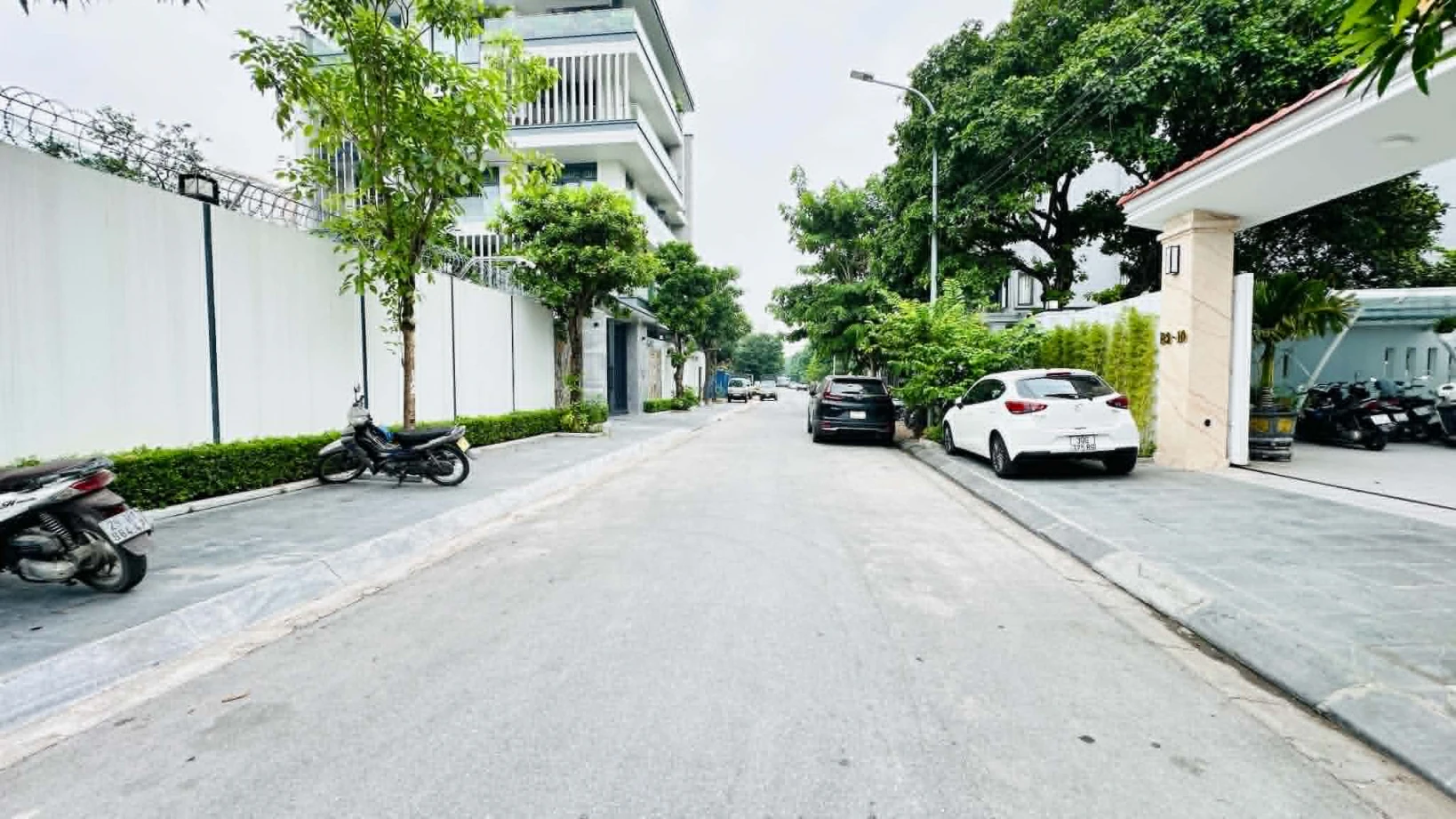 bán nhà Việt Hưng, 329m , mặt tiền 12.2m, phân lô, vỉa hè, ôtô dừng đỗ ngày đêm